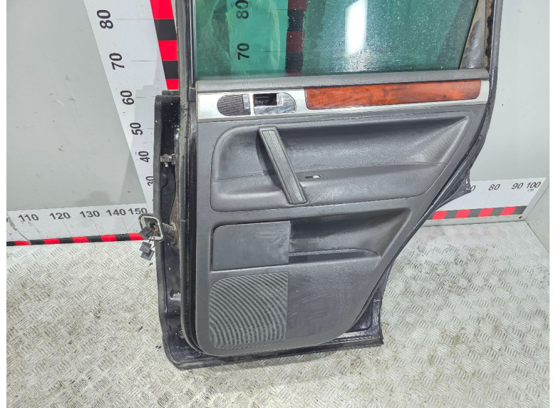 Обшивка двери задней правой (дверная карта) к Volkswagen Touareg, 2005г.