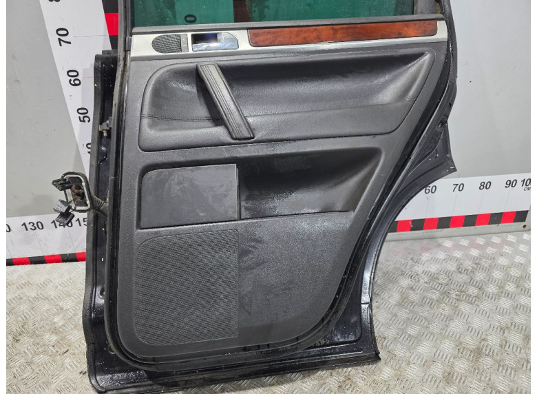 Обшивка двери задней правой (дверная карта) к Volkswagen Touareg, 2005г.