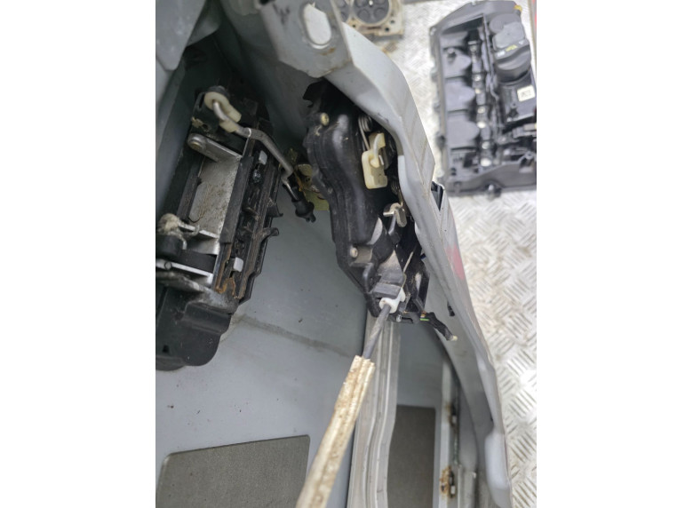 Замок двери передней правой к Audi A6, 2000г.