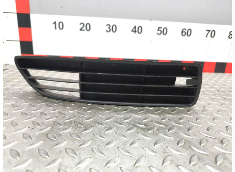 Заглушка (решетка) в бампер передний к Audi A4, 1998г.