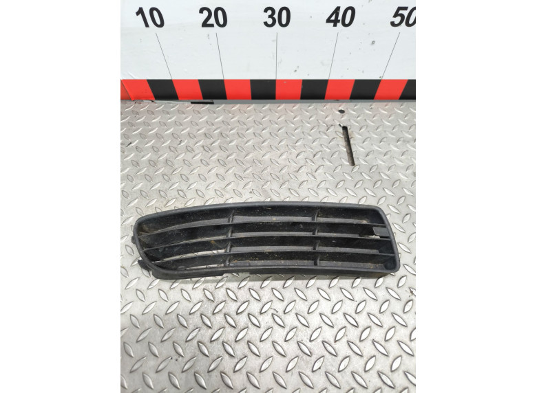 Заглушка (решетка) в бампер передний к Audi A4, 1998г.
