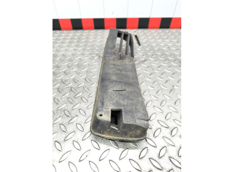 Заглушка (решетка) в бампер передний к Audi A4, 1998г.