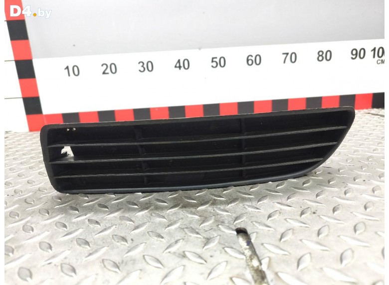 Заглушка (решетка) в бампер передний к Audi A4 undefined г.