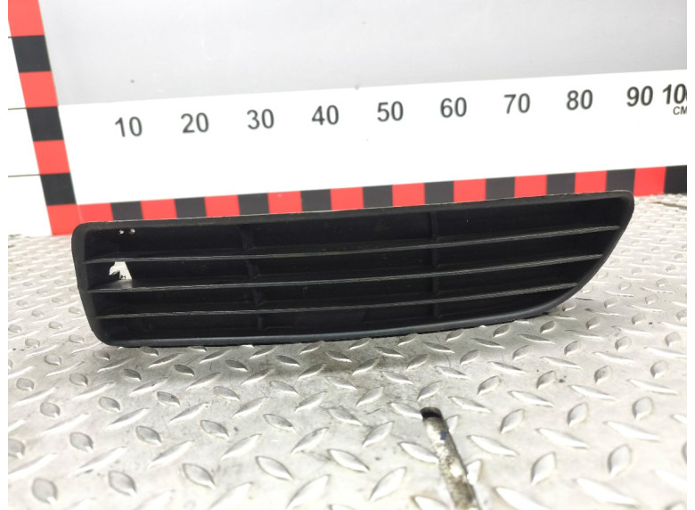 Заглушка (решетка) в бампер передний к Audi A4, 1998г.