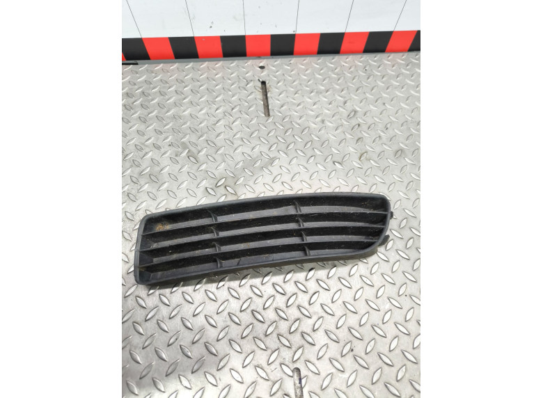 Заглушка (решетка) в бампер передний к Audi A4, 1998г.