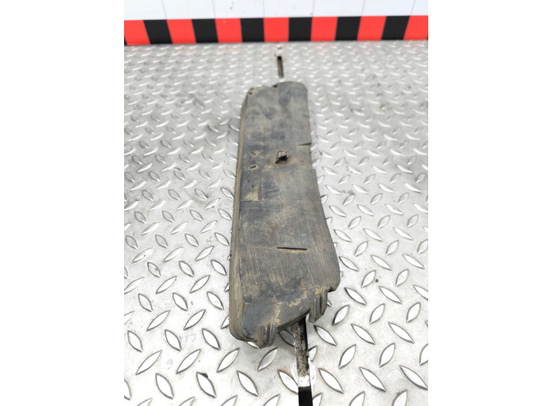 Заглушка (решетка) в бампер передний к Audi A4, 1998г.