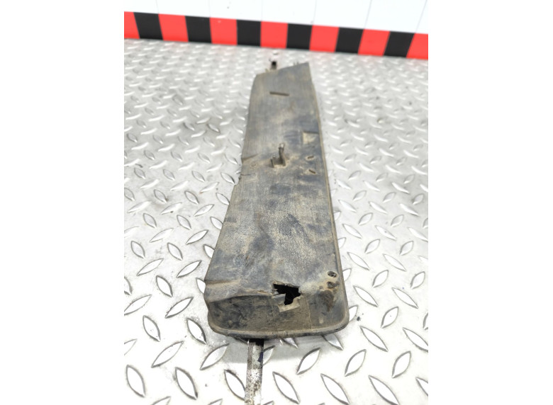 Заглушка (решетка) в бампер передний к Audi A4, 1998г.