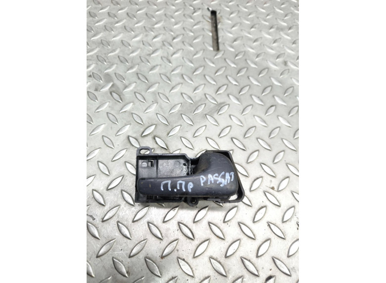 Ручка внутренняя передняя правая к Volkswagen Passat, 1994г.