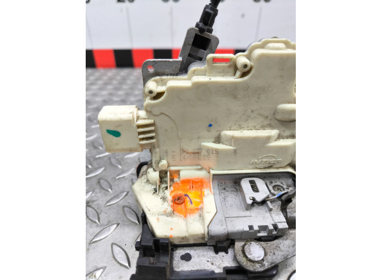 Замок двери передней левой к Seat Leon, 2008г.