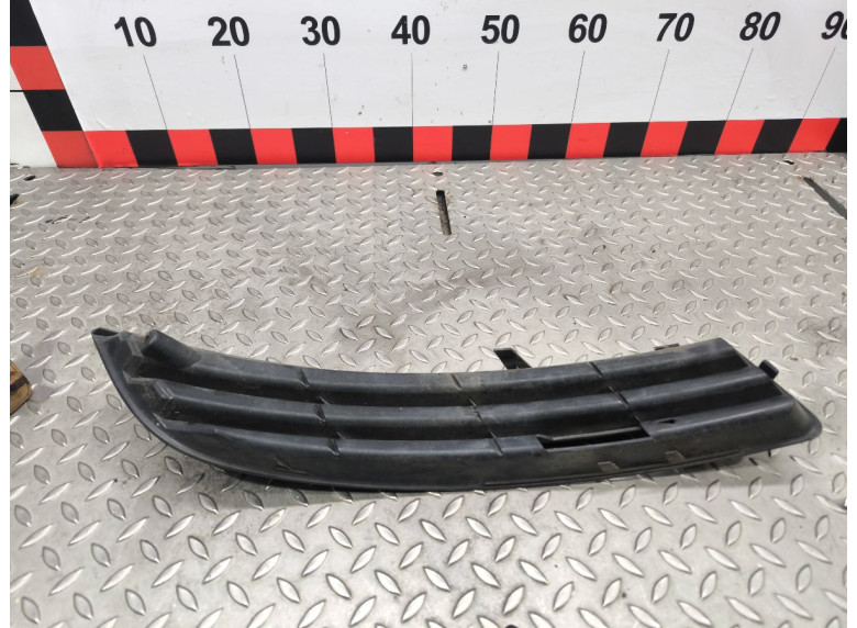 Заглушка (решетка) в бампер передний к Volkswagen Passat, 2007г.