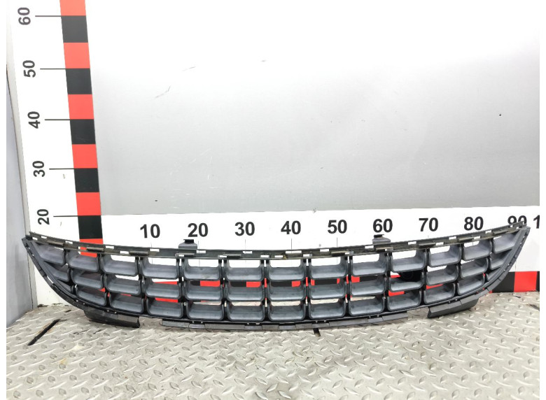 Заглушка (решетка) в бампер передний к Opel Corsa, 2012г.