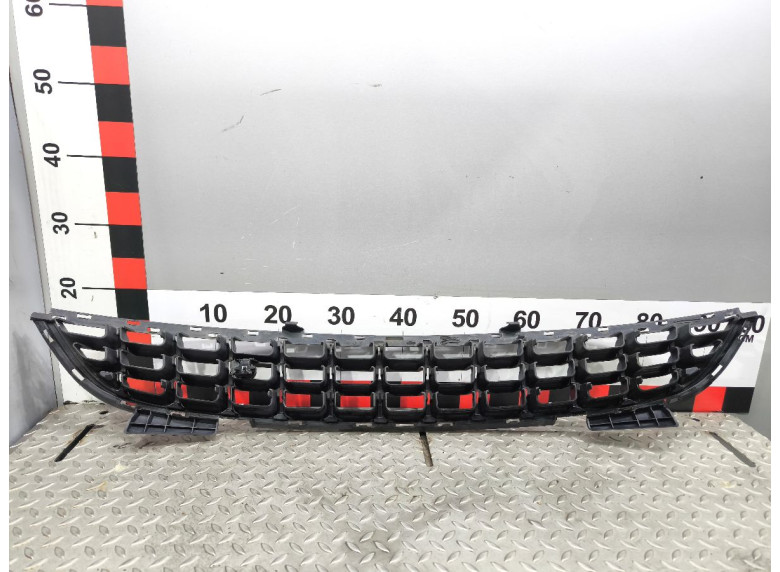 Заглушка (решетка) в бампер передний к Opel Corsa, 2012г.