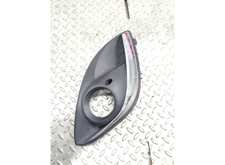 Заглушка (решетка) в бампер передний к Opel Corsa, 2012г.