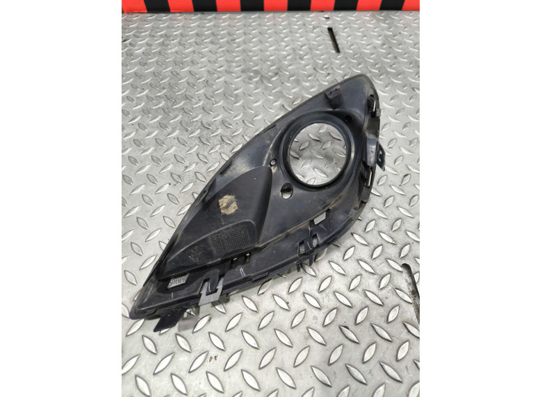 Заглушка (решетка) в бампер передний к Opel Corsa, 2012г.