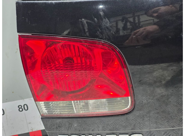 Фонарь крышки багажника левый к Volkswagen Touareg, 2005г.
