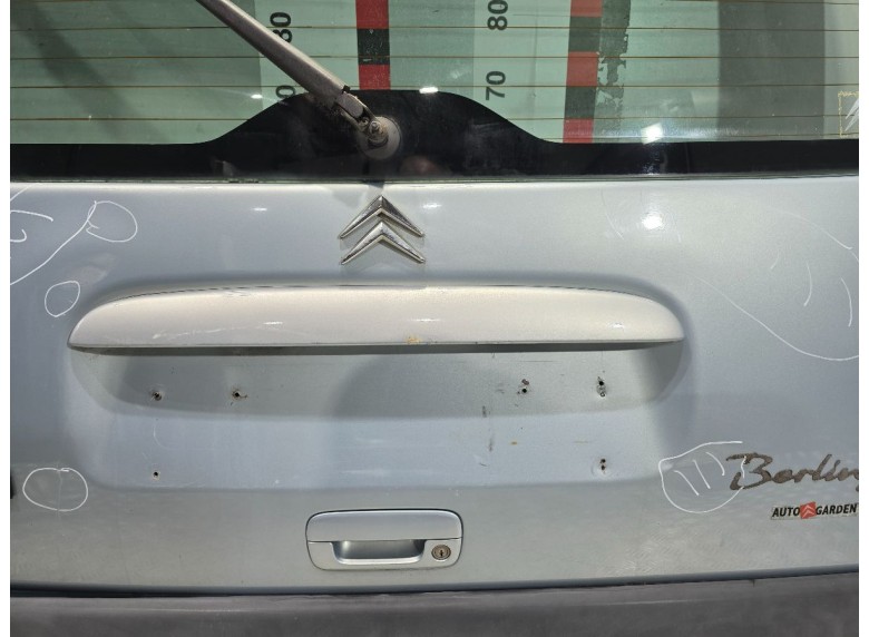 Накладка подсветки номера к Peugeot Partner