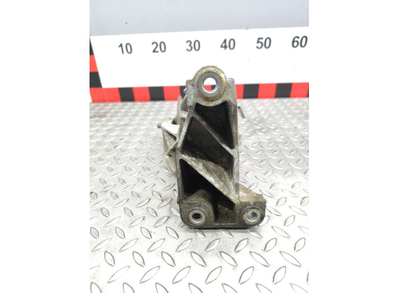 Кронштейн КПП к Volkswagen Transporter, 2004г.