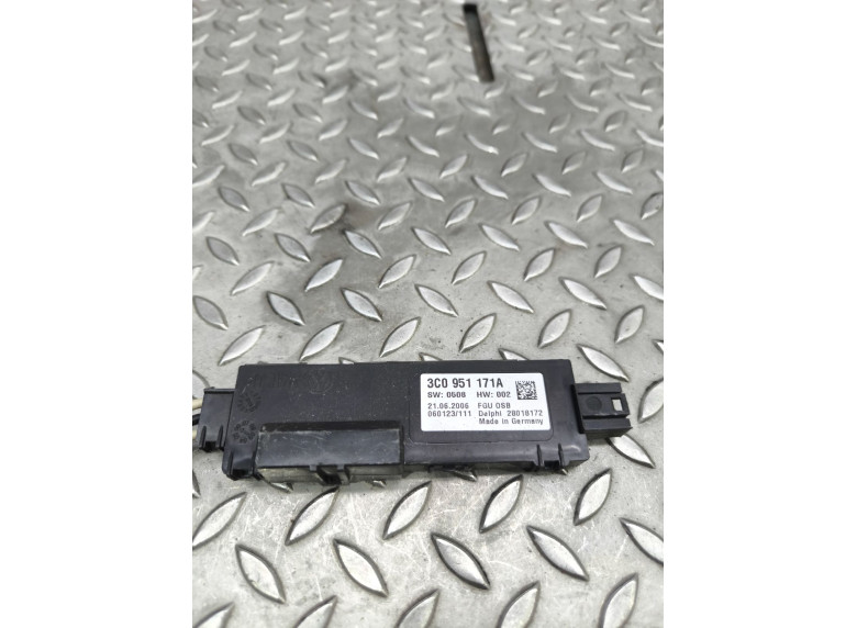 Усилитель антенны к Volkswagen Passat, 2006г.