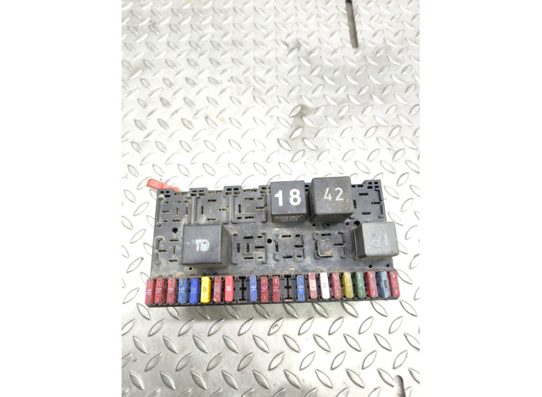 Блок предохранителей к Volkswagen Passat, 1991г.