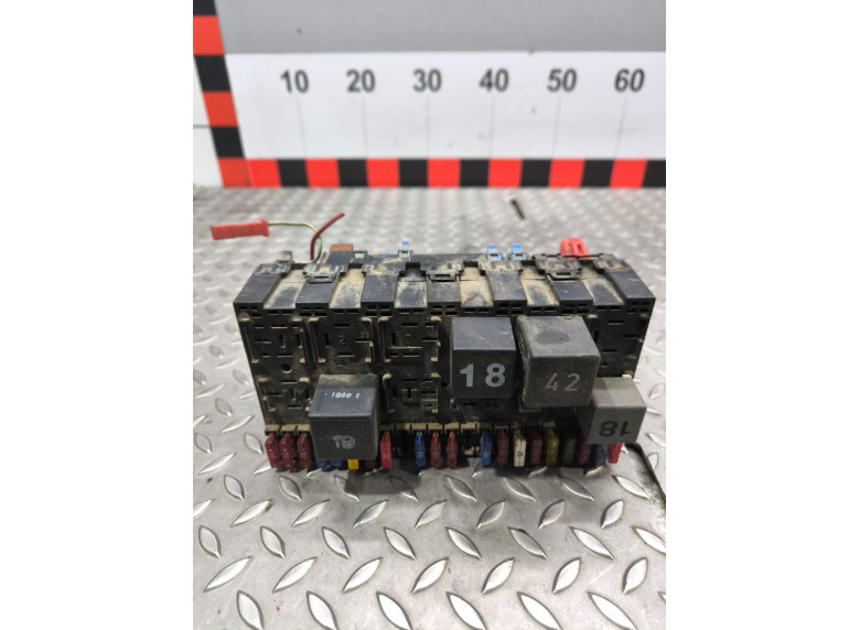 Блок предохранителей к Volkswagen Passat, 1991г.