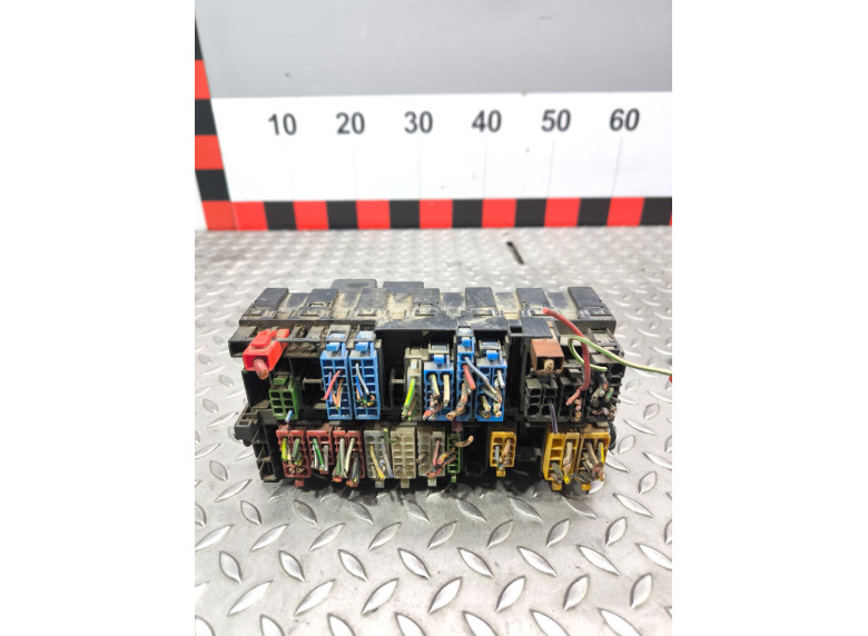 Блок предохранителей к Volkswagen Passat, 1991г.