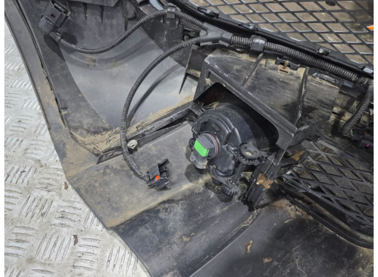 Фара противотуманная левая к Volkswagen Touareg, 2004г.
