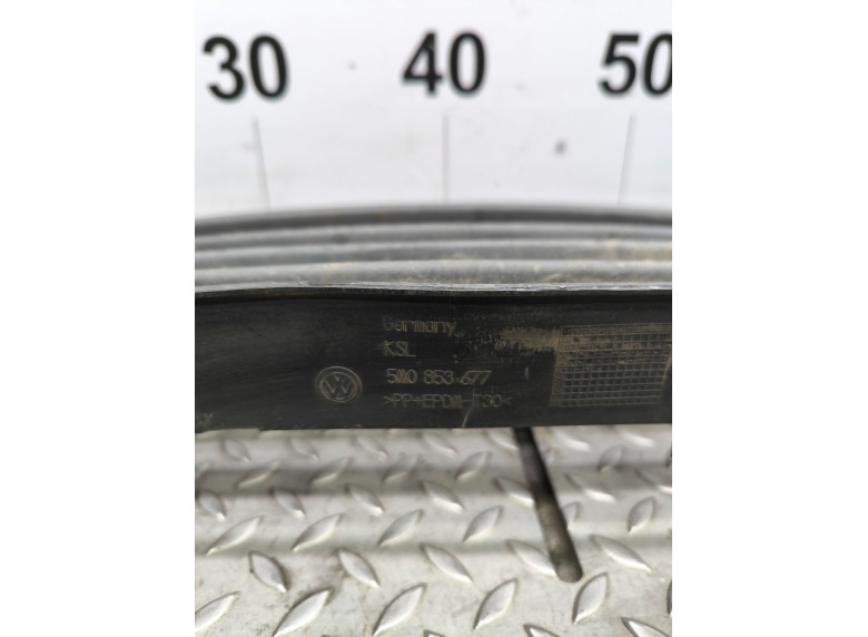 Заглушка (решетка) в бампер передний к Volkswagen Golf Plus, 2007г.