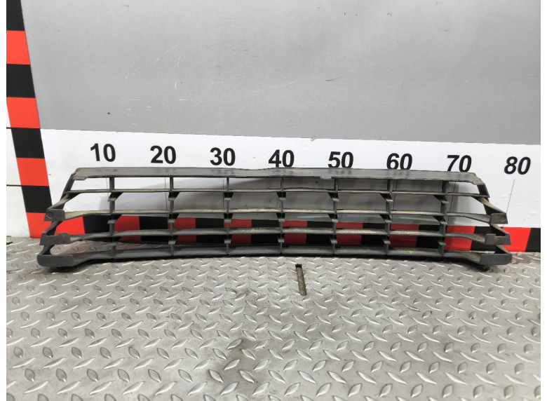 Заглушка (решетка) в бампер передний к Volkswagen Golf Plus, 2007г.