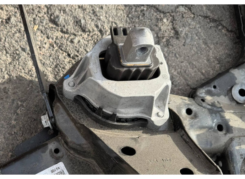 Подушка крепления двигателя к BMW X5 G05