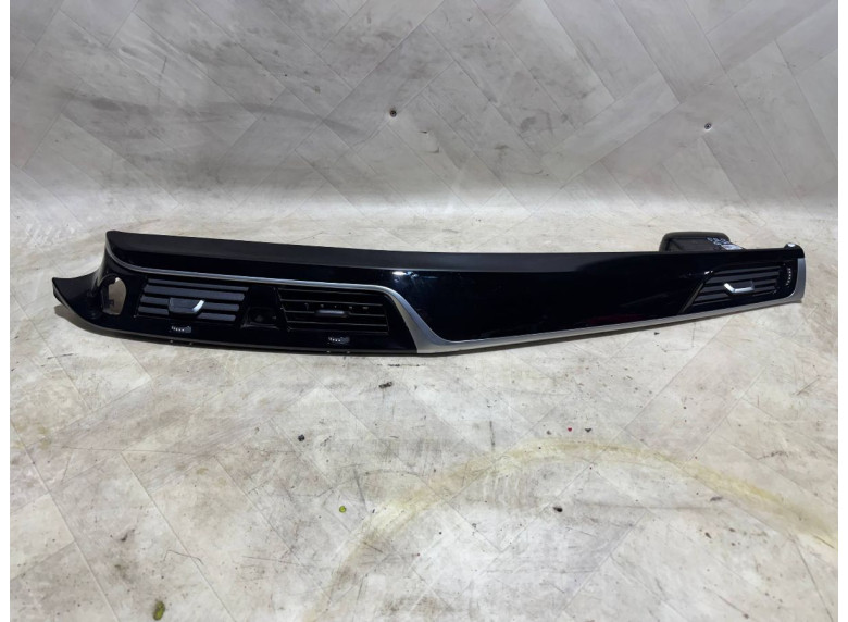 Накладка декоративная на торпедо к BMW 5 G30/G31, 2021г.
