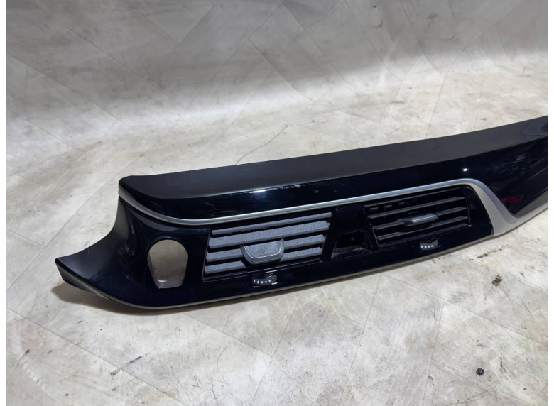 Накладка декоративная на торпедо к BMW 5 G30/G31, 2021г.