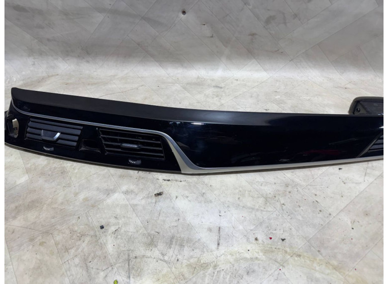 Накладка декоративная на торпедо к BMW 5 G30/G31, 2021г.
