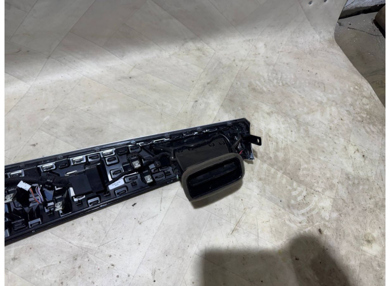 Накладка декоративная на торпедо к BMW 5 G30/G31, 2021г.