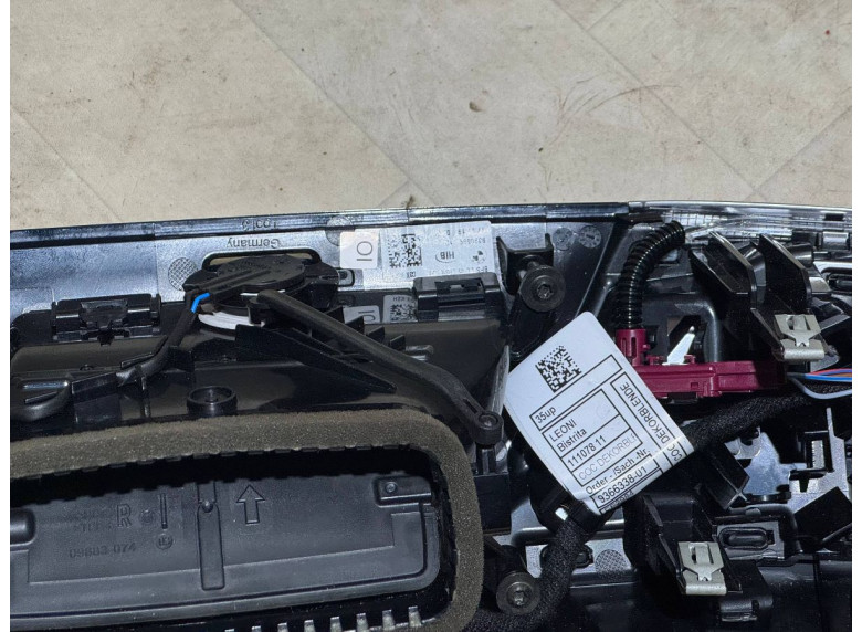 Накладка декоративная на торпедо к BMW 5 G30/G31, 2021г.