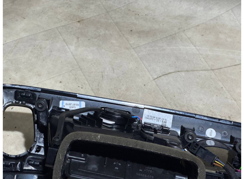 Накладка декоративная на торпедо к BMW 5 G30/G31, 2021г.