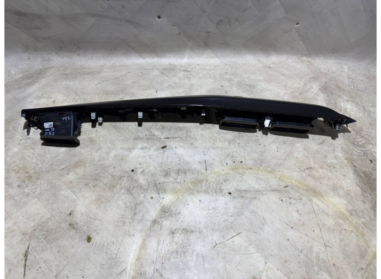 Накладка декоративная на торпедо к BMW 5 G30/G31, 2021г.