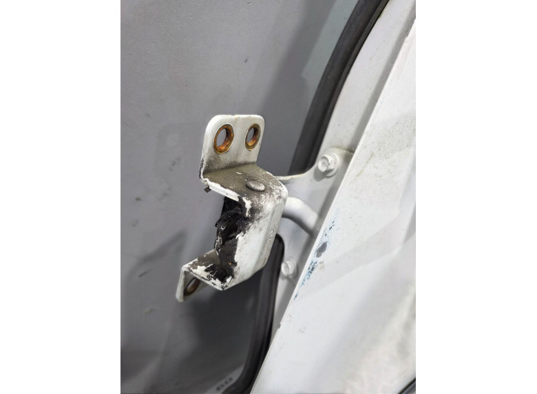 Петля двери передней левой к Nissan Cabstar, 2015г.
