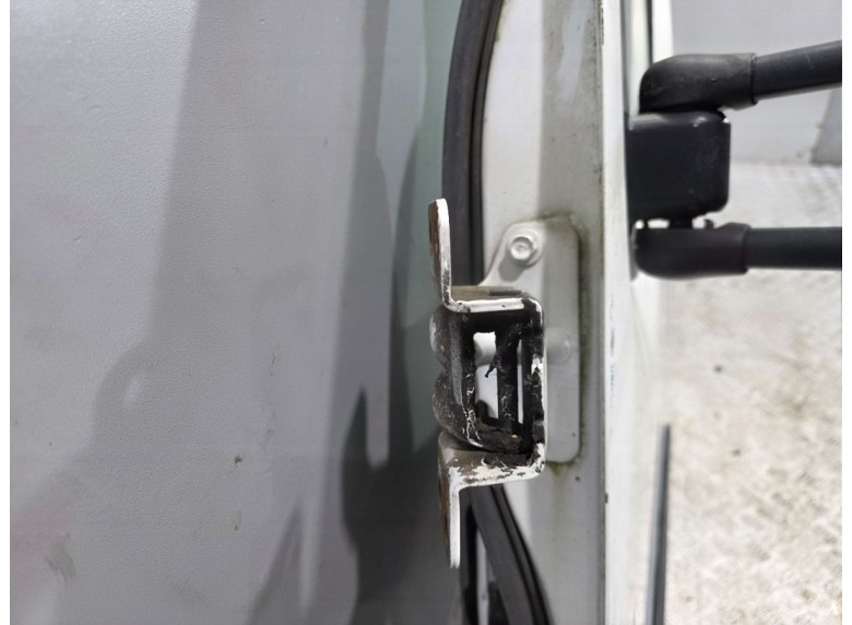 Петля двери передней левой к Nissan Cabstar, 2015г.