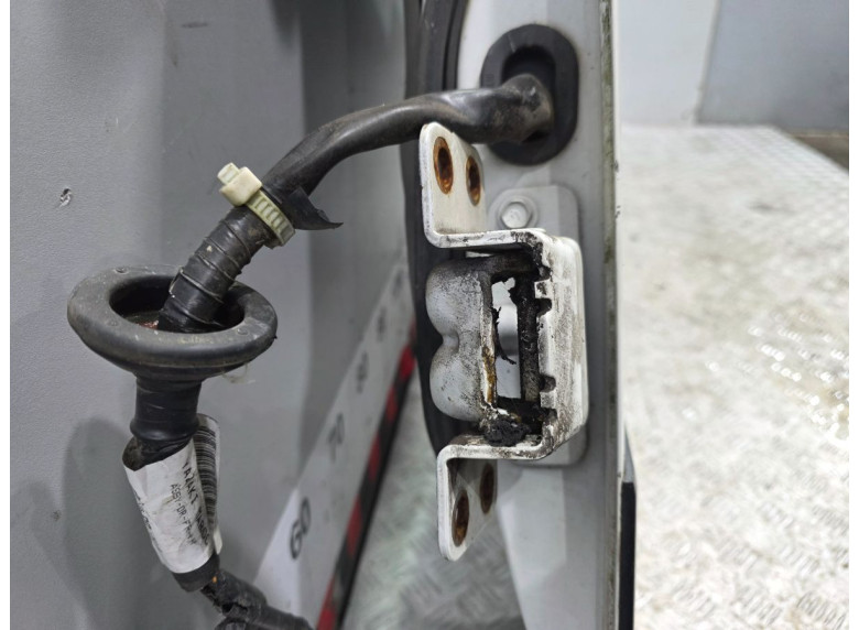 Петля двери передней левой к Nissan Cabstar, 2015г.