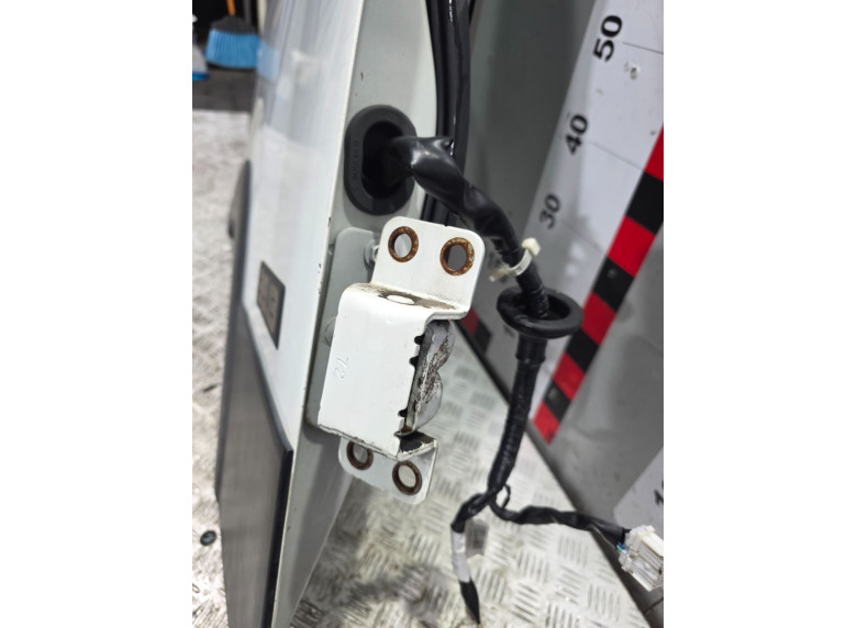 Петля двери передней правой к Nissan Cabstar, 2015г.