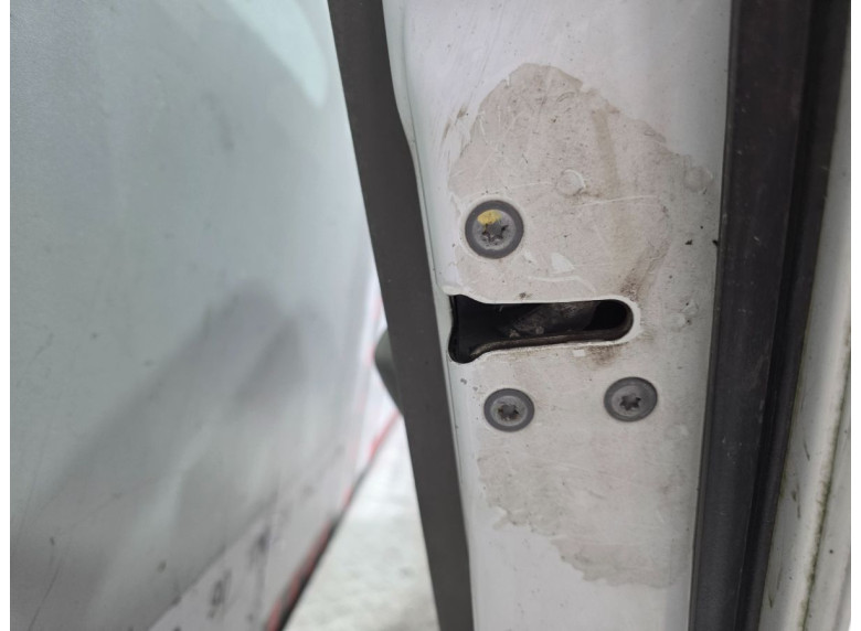 Замок двери передней правой к Nissan Cabstar, 2015г.