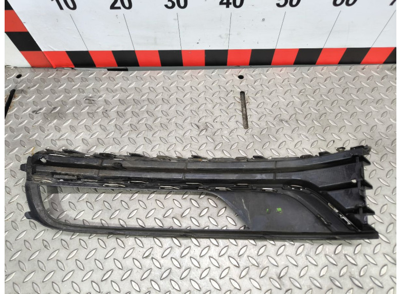 Рамка фары противотуманной правой к Volkswagen Passat, 2012г.