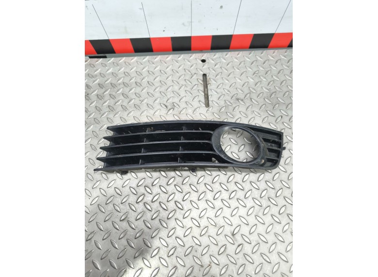 Рамка фары противотуманной левой к Audi A4