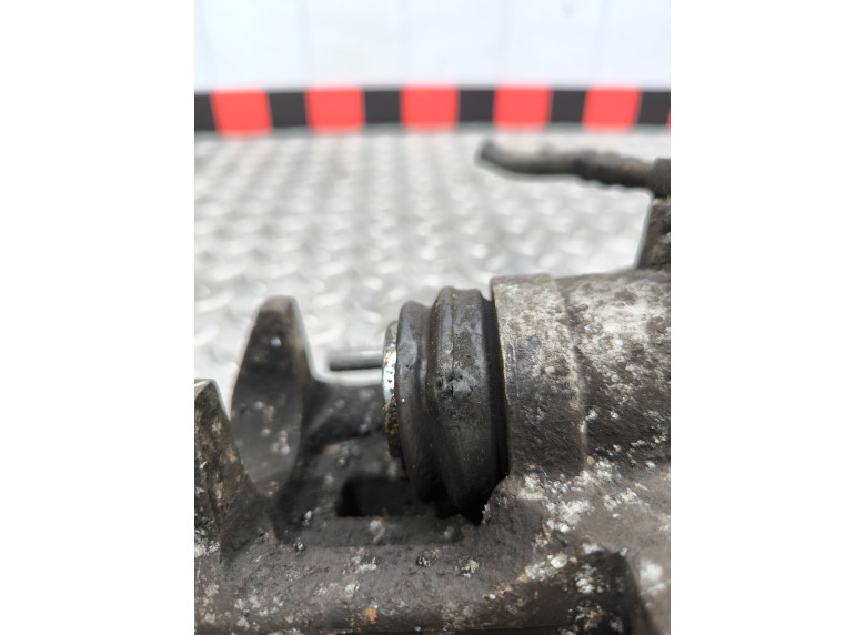 Суппорт задний правый к Volkswagen Passat, 2000г.