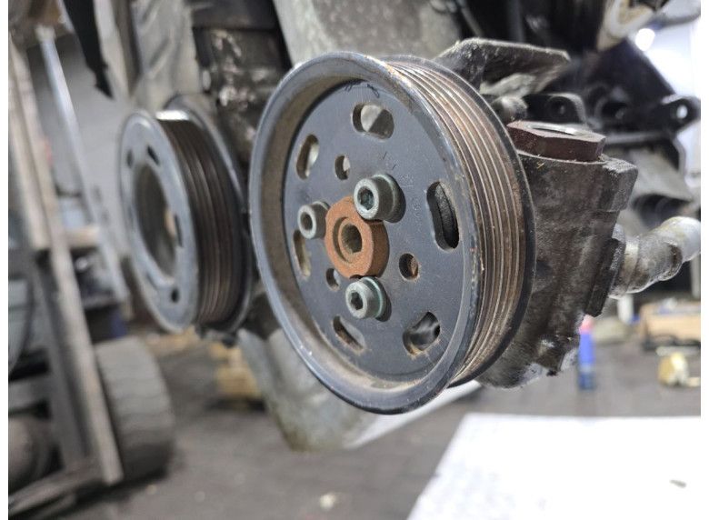 Насос гидроусилителя руля к Volkswagen Golf, 2000г.