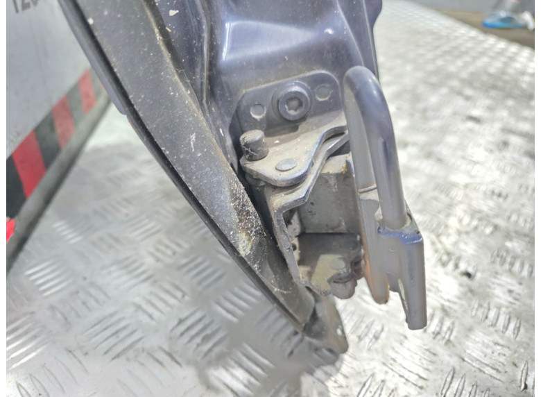 Петля двери передней правой к Audi A6, 2001г.