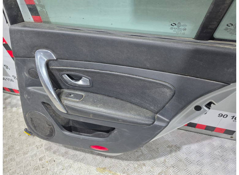 Обшивка двери задней правой (дверная карта) к Renault Latitude, 2010г.