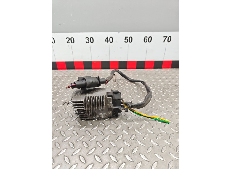 Блок управления вентилятором радиатора к Audi A4, 2004г.