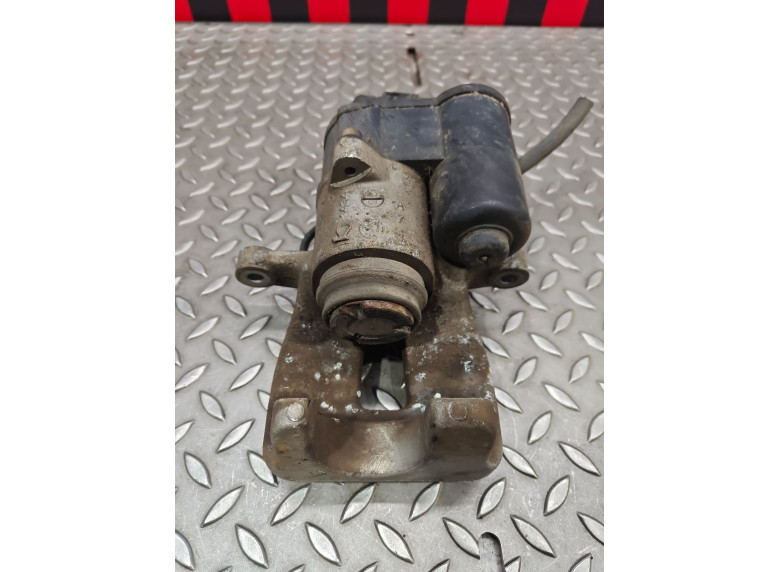 Суппорт задний правый к Volkswagen Passat, 2006г.