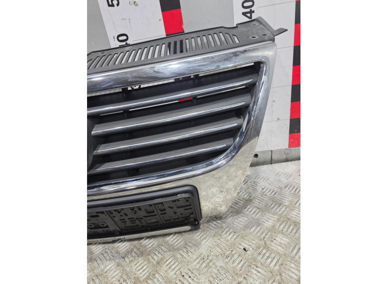 Решетка радиатора к Volkswagen Passat, 2006г.